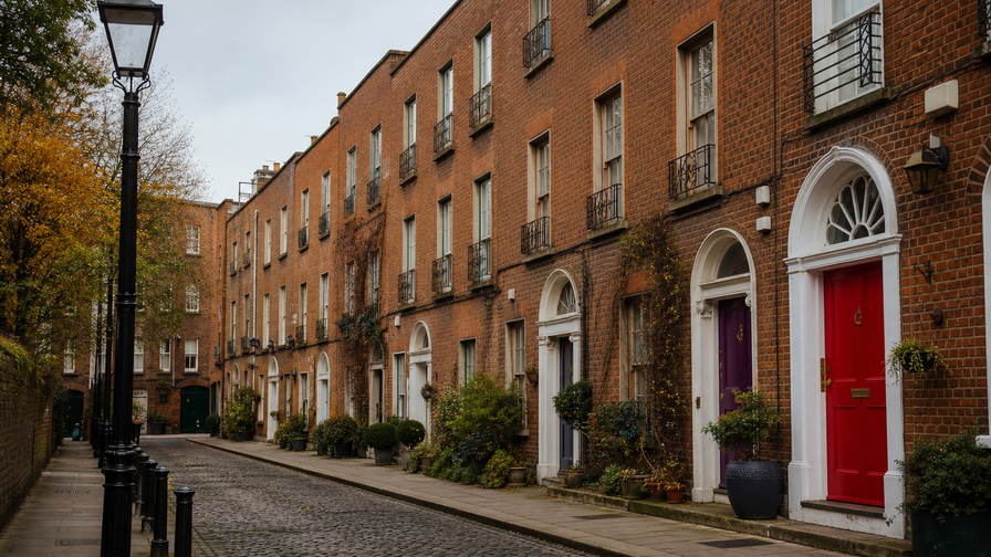 Ierland: gras op Atlantische kliffen, Georgian deuropeningen in Dublin en heuvels met schapen in de banner - visuele intro voor pubpints, bruinbroodontbijt en flatshares bij de tech-docks.