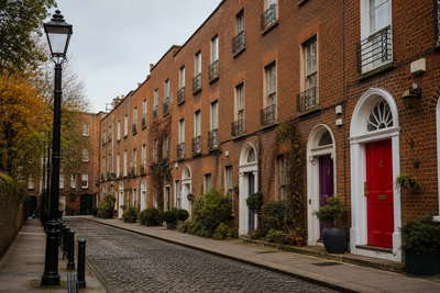 Ierland: gras op Atlantische kliffen, Georgian deuropeningen in Dublin en heuvels met schapen in de banner - visuele intro voor pubpints, bruinbroodontbijt en flatshares bij de tech-docks.