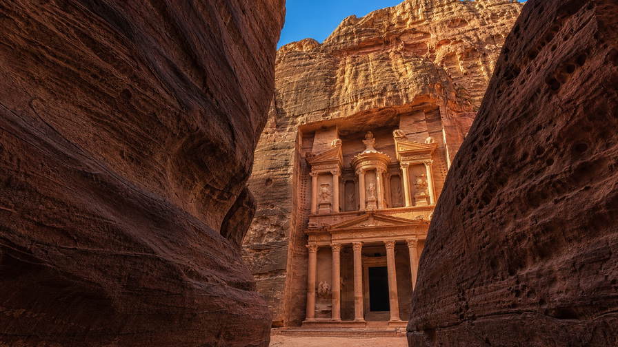 Jordanië: rozenrode Petra-kloof, Wadi Rum-zandsteenmonolieten en Dode Zee-zoutkorst in de hero - duo voor mansaf, woestijnnachten en huur op de heuvels van Amman.