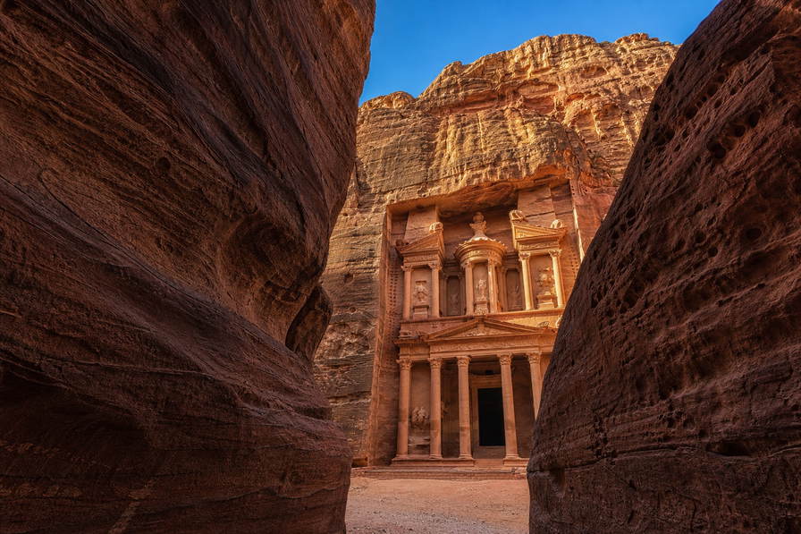 Jordanië: rozenrode Petra-kloof, Wadi Rum-zandsteenmonolieten en Dode Zee-zoutkorst in de hero - duo voor mansaf, woestijnnachten en huur op de heuvels van Amman.