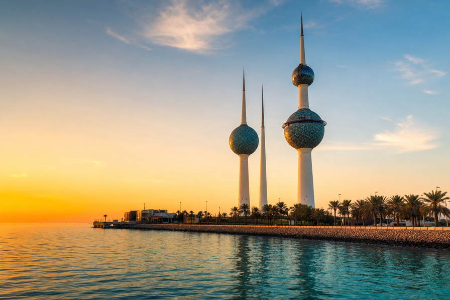 Koeweit: roestvrijstalen koepels van de Koeweit Towers in koperkleurige schemer boven de Arabische Golf, mashrabiya-dakschaduwen van Souq Al-Mubarakiya richting dhow-lak van de haven Shuwaikh en stoom van dadelspersen onder blikken luifels in de hero - achtergrond voor kassabonnen van geldwisselaars in de goudsoek in Koeweitse dinar (KWD), weeglabels voor cardamomzakken voor machboos en gevouwen girocheques voor wachtrijen bij overschrijvingen.