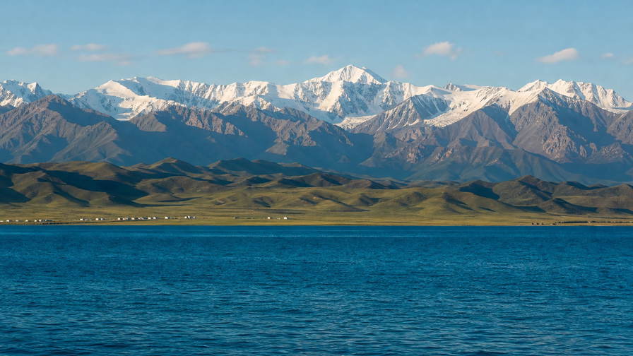 Kirgizië: nevel boven Issyk-Kul, vilten joert-ringen op zomerweiden en granietwanden van de Ala-Too in de hero - achtergrond voor kumys-proeverijen, kurut-koordjes op de markt en nachtprijzen in homestays aan het meer.