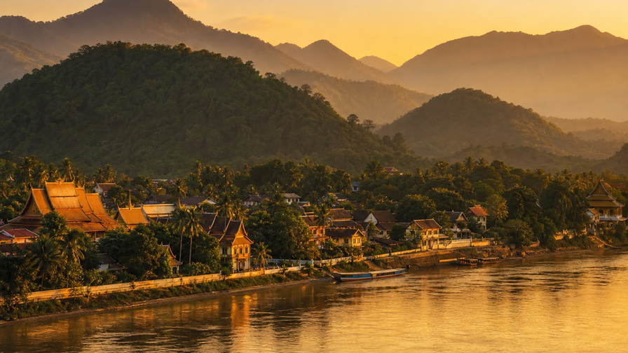 Laos: bronzen Mekong-stromingen in Luang Prabang die teak longtail-kielzicht vlechten naar de vergulde stupa-kam op Phou Si, Patuxai-boog in Vientiane in kalknevel richting stoom van kleefrijst op ochtendmarkten en zilveren rivierbanden met tubing in Vang Vieng in de hero - achtergrond voor streepjes bij tam mak houng-vijzels in Laotiaanse kip (LAK), weeglabels voor geweven zijden strengen en gevouwen kartonbonnen aan slowboat-steigers.