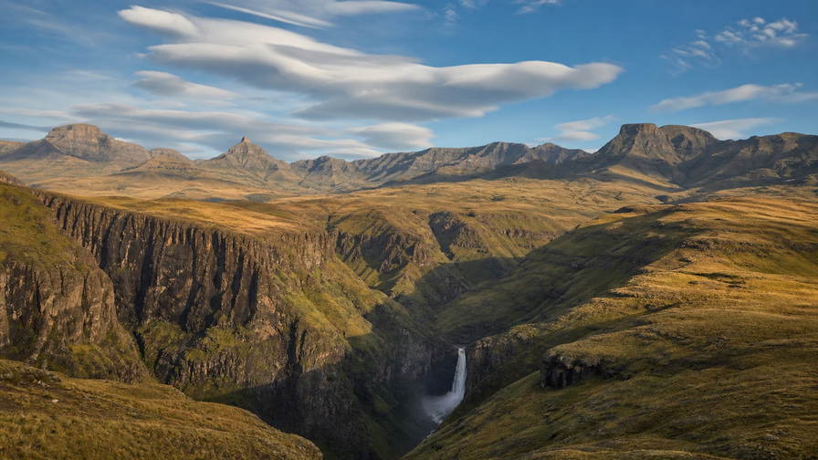 Lesotho: kwarts-vlechtwerk van Maluti-helling over Katse-stuwmeer golfbanden onder handelsstapelwolken, kopernevel bij Thaba Bosiu naar haarspeldbochten van Sani Pass en perkamentstapels aan bochten, mistlint van Maletsunyane-waterval boven plateau van Maseru plus proteastof in nationaal park Sehlabathebe in de hero - achtergrond voor LSL kudde-streepjes, ZAR ponytrek-charter-stempelvouwen bij slipvlak bij lodge in Malealea en mais-weegbriefjesbanden bij Mohale-dam.