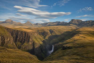 Lesotho: kwarts-vlechtwerk van Maluti-helling over Katse-stuwmeer golfbanden onder handelsstapelwolken, kopernevel bij Thaba Bosiu naar haarspeldbochten van Sani Pass en perkamentstapels aan bochten, mistlint van Maletsunyane-waterval boven plateau van Maseru plus proteastof in nationaal park Sehlabathebe in de hero - achtergrond voor LSL kudde-streepjes, ZAR ponytrek-charter-stempelvouwen bij slipvlak bij lodge in Malealea en mais-weegbriefjesbanden bij Mohale-dam.