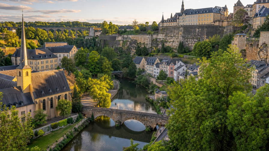Luxemburg: kazematten in kloven, glazen bankentorens en Ardennen-bosrimpels in de hero - visuele shorthand voor grenspendeltickets, Michelin-proefmenu's en huur in het stadscentrum.