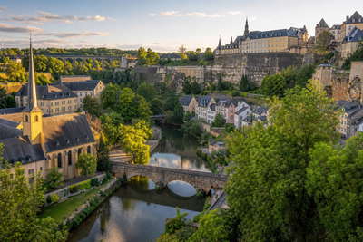 Luxemburg: kazematten in kloven, glazen bankentorens en Ardennen-bosrimpels in de hero - visuele shorthand voor grenspendeltickets, Michelin-proefmenu's en huur in het stadscentrum.