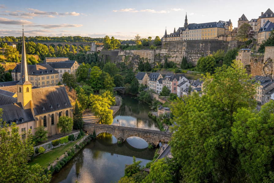 Luxemburg: kazematten in kloven, glazen bankentorens en Ardennen-bosrimpels in de hero - visuele shorthand voor grenspendeltickets, Michelin-proefmenu's en huur in het stadscentrum.
