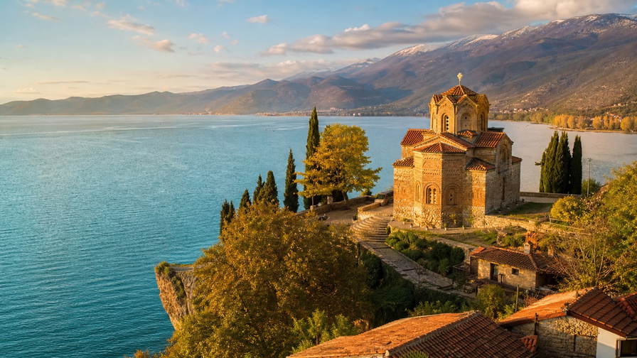 Noord-Macedonië: steigers aan het Ohridmeer, Byzantijnse kerkfresco's en weiden onder de Šar in de hero - duo voor ajvar-potjes, rakija-proeverijen en kamers aan het meer.