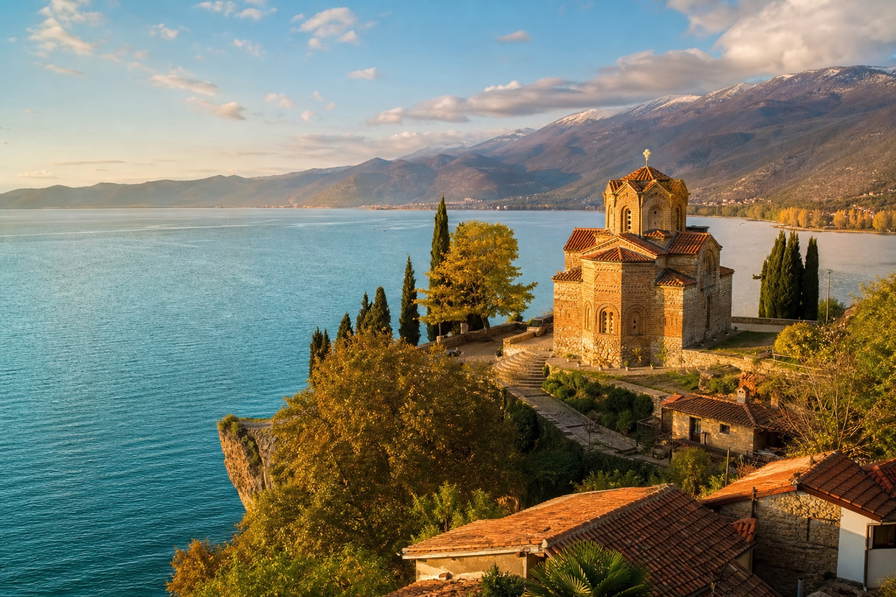 Noord-Macedonië: steigers aan het Ohridmeer, Byzantijnse kerkfresco's en weiden onder de Šar in de hero - duo voor ajvar-potjes, rakija-proeverijen en kamers aan het meer.
