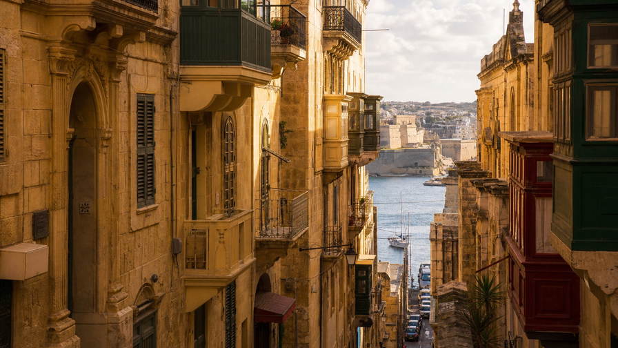 Malta: honingkleurige kalkstenen bastions, volle blauwe lagunes en smalle Mdina-steegjes in de hero - haak voor pastizzi-bakkerijen, havenrondvaarten en zeezichtpremies in Sliema.