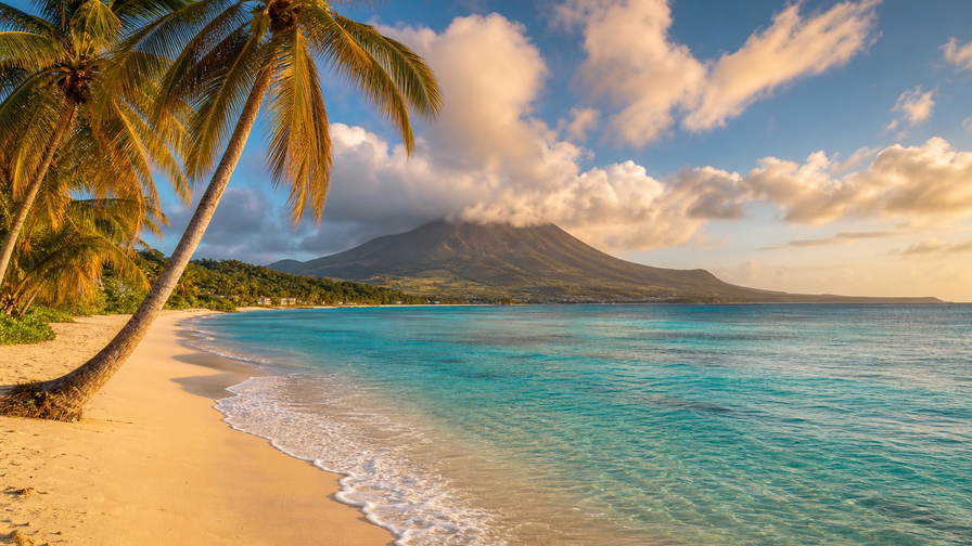 Martinique: boterachtig koraalzandband bij Les Salines dat kokospalmen onder handels-cumulus vlecht, jadekleurige nevel aan de kam van Montagne Pelée door vulkanische kustnevel bij Saint-Pierre naar petrolkleurige branding bij de haven van Fort-de-France en perkselstof van mahoniebast in Jardin de Balata in de hero - achtergrond voor strandhok-briefjes in euro (EUR), gevouwen USD-katamaran-charter-stempels bij ijskades van jachthaven Marina du Marin en weegbriefjes voor rhum agricole in Trois-Ilets.