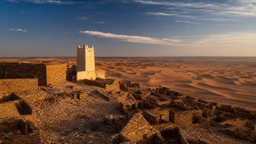 Mauritanië: zandstenen steegjes in Chinguetti, eindeloze duinen naar de Atlantische Oceaan en zilvervis op de vismarkt van Nouakchott in de hero - kader voor thieboudienne, kamelthee en budgetten in woestijnrandsteden.