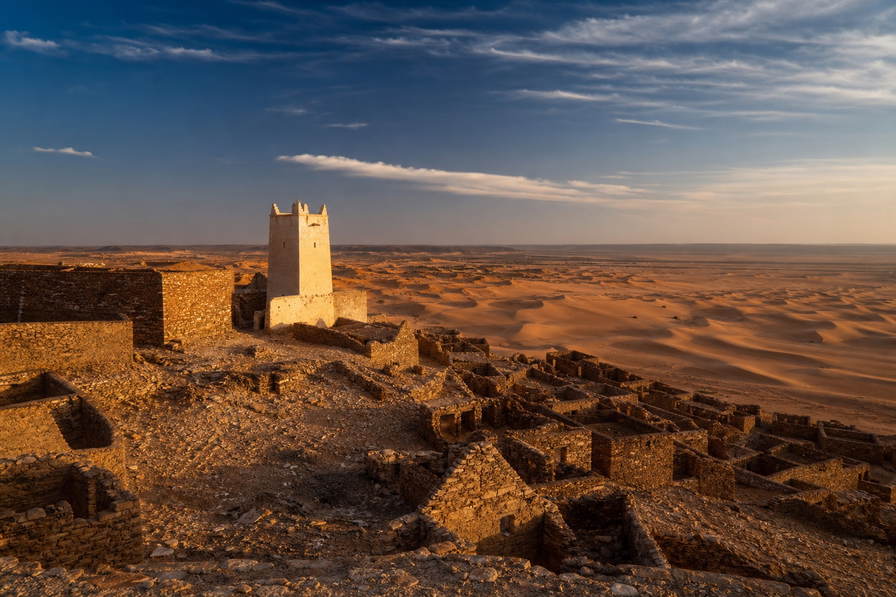Mauritanië: zandstenen steegjes in Chinguetti, eindeloze duinen naar de Atlantische Oceaan en zilvervis op de vismarkt van Nouakchott in de hero - kader voor thieboudienne, kamelthee en budgetten in woestijnrandsteden.