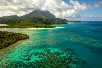 Mayotte: jade-vlecht van lagune over Bandrele golfbanden onder handelsstapelwolken, kopernevel bij Mont Choungui naar perkamentstapels aan de kade van Mamoudzou en kliflint van Saziley bij groeven bij Dzoumagne plus miststof boven Petite Terre in de hero - achtergrond voor EUR markt-streepjes, USD charter-stempelvouwen bij glijkais in Pamandzi en ylang-ylang-weegbriefjesbanden in Dzaoudzi.
