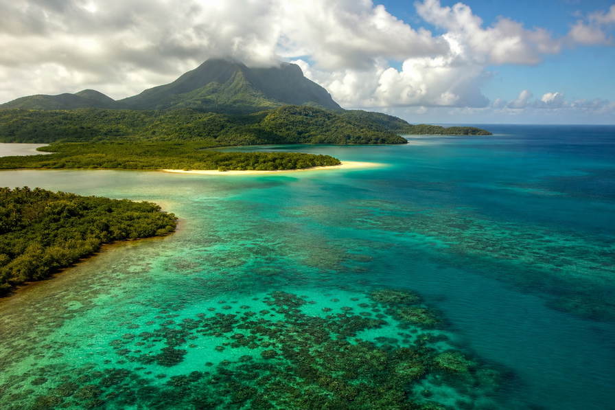 Mayotte: jade-vlecht van lagune over Bandrele golfbanden onder handelsstapelwolken, kopernevel bij Mont Choungui naar perkamentstapels aan de kade van Mamoudzou en kliflint van Saziley bij groeven bij Dzoumagne plus miststof boven Petite Terre in de hero - achtergrond voor EUR markt-streepjes, USD charter-stempelvouwen bij glijkais in Pamandzi en ylang-ylang-weegbriefjesbanden in Dzaoudzi.
