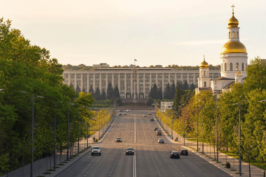 Moldavië: wijngaardstrepen bij Chișinău, ondergrondse wijnkelders en brede Sovjet-boulevards in de hero - haak voor plăcintă-bakkerijen, kelderrondleidingen en stadsverwarmings-huur.