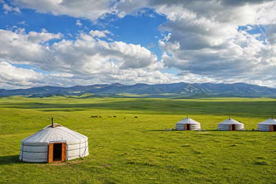 Mongolië: barnsteenkleurige rug van de Changai die grasgolven in de Orchon-vallei vlecht onder kobaltkleurige lenswolkenstapels, kaneelparabolen van rode duinen in de Gobi naar ochtendviltstrepen op joerten in Ulaanbaatar en zilveren stof-hoeflijnen op de Naadam-arena in de hero - achtergrond voor kasjmierkramenzettels in tugrik (MNT), gevouwen stempels voor slaapplaatsen op de transmongolische spoorlijn en bonnetjes voor stomende buuz bij kraampjes langs de weg.