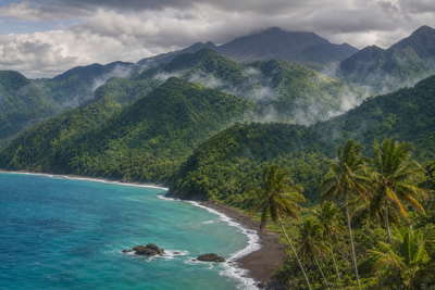 Montserrat: smaragdgroene kam van de Centre Hills die nevel uit het regenwoud bij Woodlands onder handels-cumulus vlecht, limoenkleurige rookpluim van de Soufrière Hills naar boterachtig zwart zandband in Rendezvous Bay en petrolkleurige branding bij de pier van Little Bay met perkselstof van geitenwaterbronnen in de hero - achtergrond voor marktbriefjes in Oost-Caribische dollar (XCD), gevouwen USD-duikcharter-stempels bij ijskades van de veerboot in Little Bay en weegbriefjes voor proviand in Gerald's Harbour.