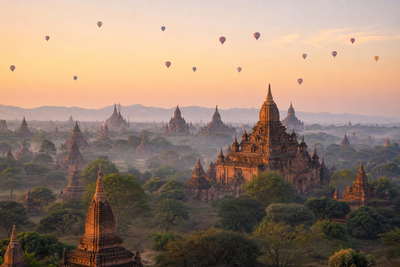 Myanmar: bakstenen stupawoud van Bagan dat saffraangevlagde torenspitsen vlecht door koperkleurige zonsopgangmist, goudsplinters van de Shwedagon-zedi in Yangon richting cirkels van eenbeenroeiers op Inle-meer en LED-spill van de jade-markt in Mandalay in de hero - achtergrond voor theejetons voor lahpet in Myanmarse kyat (MMK), weeglabels voor longyi-stofresten en stapels kartonnen veerbootbiljetten op de Irrawaddy.