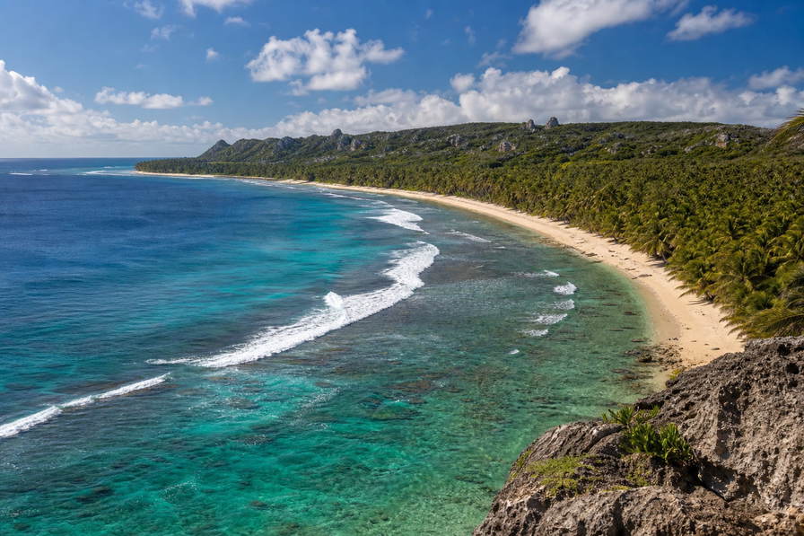 Nauru: turquoise koraalhelling langs de kust die palmarcades van de ringweg vlecht naar kalkstofnevel bij Command Ridge, jadekleurige schijf van de binnenlagune Buada naar roestglans bij fosfaatlaadinstallaties in Aiwo en boterachtige zandglans in de lege Anibare-baai in de hero - achtergrond voor supermarktbriefjes in Australische dollars (AUD), literbonnen van tankstations en stempelafdrukken voor kanuhuur bij de rifdoorvaart.