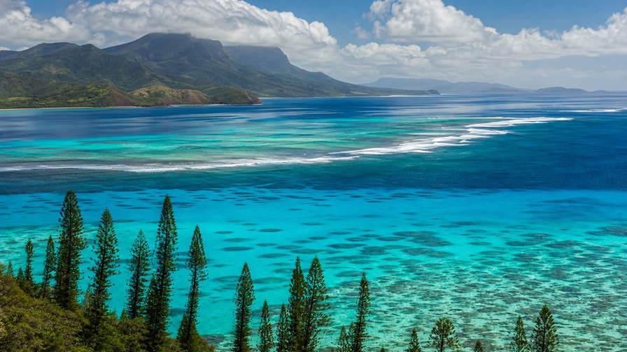 Nieuw-Caledonië: jade-vlecht van Grande Terre-lagune over Loyalty-eilanden golfbanden onder handelsstapelwolken, kopernevel bij kliffen van Lifou naar perkamentstapels bij Baie des Citrons in Nouméa en Kuto-strandlint op Île des Pins bij steigergroeven op Ouvea plus pollenstof boven de lagune bij Bourail in de hero - achtergrond voor XPF markt-streepjes, EUR lagune-charter-stempelvouwen bij jachthaven-glijkais in Nouméa en USD parelboerderij-weegbriefjesbanden.