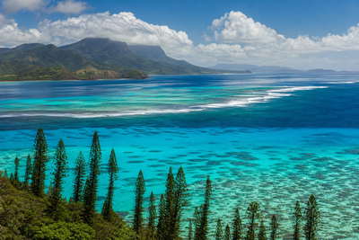 Nieuw-Caledonië: jade-vlecht van Grande Terre-lagune over Loyalty-eilanden golfbanden onder handelsstapelwolken, kopernevel bij kliffen van Lifou naar perkamentstapels bij Baie des Citrons in Nouméa en Kuto-strandlint op Île des Pins bij steigergroeven op Ouvea plus pollenstof boven de lagune bij Bourail in de hero - achtergrond voor XPF markt-streepjes, EUR lagune-charter-stempelvouwen bij jachthaven-glijkais in Nouméa en USD parelboerderij-weegbriefjesbanden.