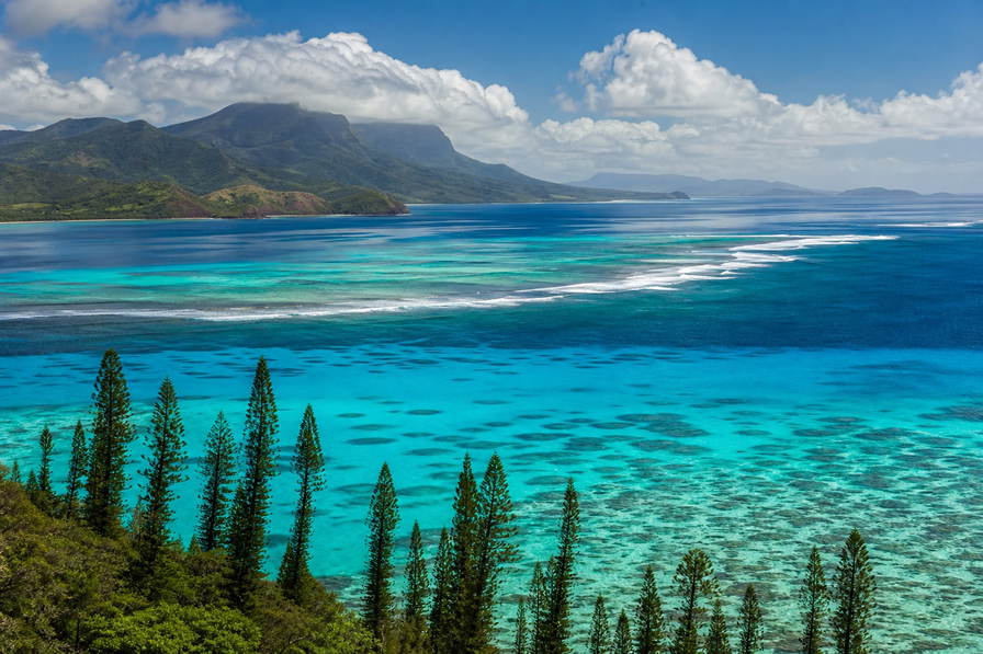 Nieuw-Caledonië: jade-vlecht van Grande Terre-lagune over Loyalty-eilanden golfbanden onder handelsstapelwolken, kopernevel bij kliffen van Lifou naar perkamentstapels bij Baie des Citrons in Nouméa en Kuto-strandlint op Île des Pins bij steigergroeven op Ouvea plus pollenstof boven de lagune bij Bourail in de hero - achtergrond voor XPF markt-streepjes, EUR lagune-charter-stempelvouwen bij jachthaven-glijkais in Nouméa en USD parelboerderij-weegbriefjesbanden.