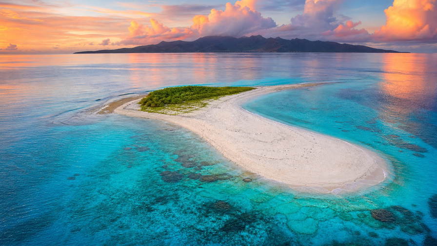 Noordelijke Marianen: jade-vlecht van Saipan-lagune over Managaha-zandbank golfbanden onder handelsstapelwolken, kopernevel van kliffen van Tinian naar perkamentstapels bij Tanapag en lint rond Bird Island bij steigergroeven in Chalan Kiya plus kalkstof van Rota in de hero - achtergrond voor USD markt-streepjes, charter-stempelvouwen bij havenglijkais van Saipan en taro-weegbriefjesbanden in Susupe.