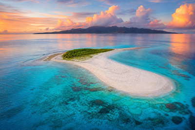 Noordelijke Marianen: jade-vlecht van Saipan-lagune over Managaha-zandbank golfbanden onder handelsstapelwolken, kopernevel van kliffen van Tinian naar perkamentstapels bij Tanapag en lint rond Bird Island bij steigergroeven in Chalan Kiya plus kalkstof van Rota in de hero - achtergrond voor USD markt-streepjes, charter-stempelvouwen bij havenglijkais van Saipan en taro-weegbriefjesbanden in Susupe.