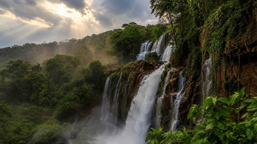 Paraguay: jadekleurige mist van Saltos del Monday waterval vlecht Monday-rivier golfbanden onder handelsstapelwolken, kopernevel Itaipu-stuwmeer naar Asuncion-baai met veerbootzicht en perkselstof van Jezuietenmissie Trinidad latei op Chaco-droogstruikhorizon plus rode-aarde-lintgroef in Ybycui-bos in de hero - achtergrond voor PYG marktkraam-streepjes, USD lodge-charter-stempelvouwen aan de Encarnacion-oever bij ijsglijkaais en weegbriefjesbanden in Ciudad del Este.