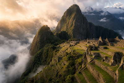 Peru: jadekleurige Inca-steenterrassen van Machu Picchu die nevel van Huayna Picchu onder handels-cumulus vlechten, jadekleurige branding van de Urubamba in de Heilige Vallei naar koloniale arcade-stapels in Cusco en koperkleurige glans boven zoutpannen in Maras met perkselstof van de Nazca-pampa in de hero - achtergrond voor ambachtsbriefjes in Peruaanse sol (PEN), gevouwen USD-trekvergunning-stempels bij ijskades bij het spoor in Ollantaytambo en weegbriefjes voor alpaca-perkament uit Arequipa.