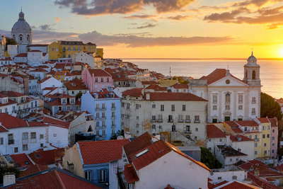 Portugal: heuvels van Lissabon, azulejos en gouden kliffen van de Algarve in de header - visuele intro voor pastel-de-nata-cafés, vismarkten en huur aan de kust.