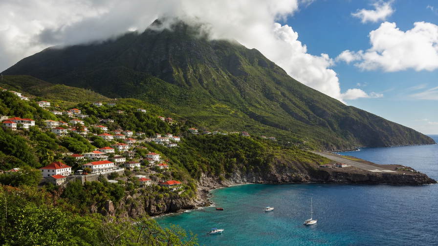 Saba: terras-vlecht van Windwardside over Caraïbische chopbanden onder handels-cumulus, kopernevel van wolkenbos op Mount Scenery naar perkamentstapels bij haven The Bottom en kliflint bij landingsbaan Juancho bij duikboot-ponton-groeven plus stuifmeel van wilde gember op helling in de hero - achtergrond voor EUR markt-streepjes, USD duik-charter-stempelvouwen bij glijkais van Fort Bay en kreeftfuik-weegbriefjesbanden.