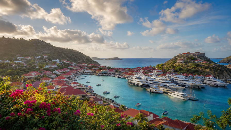 Saint-Barthélemy: koloniale rood-dak-vlecht van Gustavia over Caraïbische chopbanden onder handels-cumulus, kopernevel van Shell Beach naar perkamentstapels bij baai Colombier en lint van Fort Oscar bij mega-jacht-ponton-groeven plus bougainvillea-stuifmeel op helling in de hero - achtergrond voor EUR markt-streepjes, USD jacht-charter-stempelvouwen bij glijkais bij Quai du General de Gaulle en creoolse-kruidenmarkt-weegbriefjesbanden.