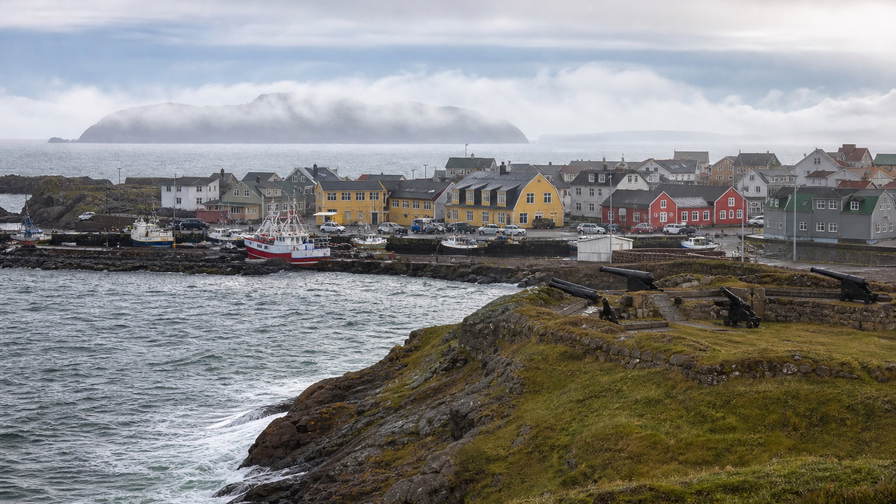 Saint-Pierre en Miquelon: pastel-haven-vlecht van Saint-Pierre over Noordwest-Atlantische chopbanden onder handels-cumulus, kopernevel van batterij Pointe aux Canons naar perkamentstapels bij skerries bij Ile aux Marins en lint van duinen van Langlade bij vissers-trawler-ponton-groeven plus turfrook-stof op helling in de hero - achtergrond voor EUR markt-streepjes, CAD veerboot-charter-stempelvouwen bij cruiseschip-glijkais en sneeuwkrab-weegbriefjesbanden.
