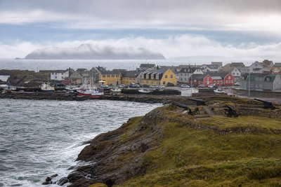 Saint-Pierre en Miquelon: pastel-haven-vlecht van Saint-Pierre over Noordwest-Atlantische chopbanden onder handels-cumulus, kopernevel van batterij Pointe aux Canons naar perkamentstapels bij skerries bij Ile aux Marins en lint van duinen van Langlade bij vissers-trawler-ponton-groeven plus turfrook-stof op helling in de hero - achtergrond voor EUR markt-streepjes, CAD veerboot-charter-stempelvouwen bij cruiseschip-glijkais en sneeuwkrab-weegbriefjesbanden.