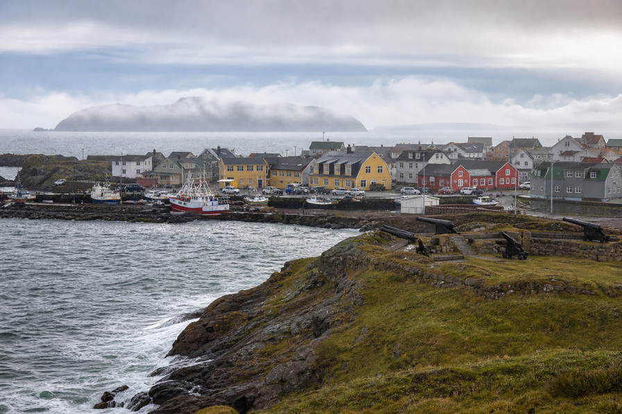 Saint-Pierre en Miquelon: pastel-haven-vlecht van Saint-Pierre over Noordwest-Atlantische chopbanden onder handels-cumulus, kopernevel van batterij Pointe aux Canons naar perkamentstapels bij skerries bij Ile aux Marins en lint van duinen van Langlade bij vissers-trawler-ponton-groeven plus turfrook-stof op helling in de hero - achtergrond voor EUR markt-streepjes, CAD veerboot-charter-stempelvouwen bij cruiseschip-glijkais en sneeuwkrab-weegbriefjesbanden.