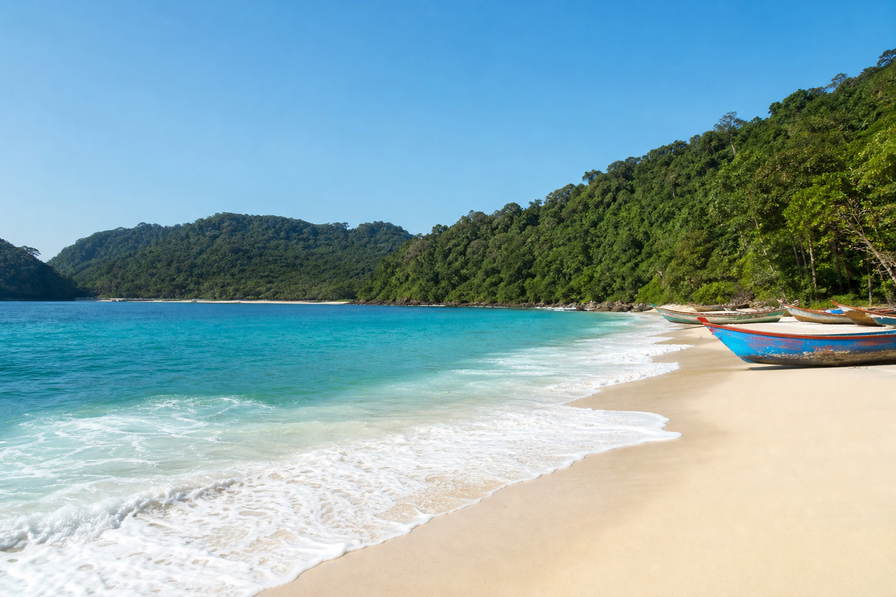 Sierra Leone: krijtwitte baai van River Number Two tussen jungle-kaapjes, kielzog van prauwen in Aberdeen Creek en maquis-rook boven Lumley Beach langs de Atlantische bocht van Freetown in de hero - achtergrond voor cassaveblad-plasas, gegrilde barracuda-spiesen en kassabonnen in leones en USD in het centrum.