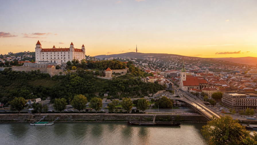 Slowakije: gekartelde Hoge-Tatra-ruggen, Bratislava-kasteelrots en houten volksdorpen in de hero - achtergrond voor halušky-menu's, skiliftdagkaarten en verwarmingsfacturen in flatblokken.
