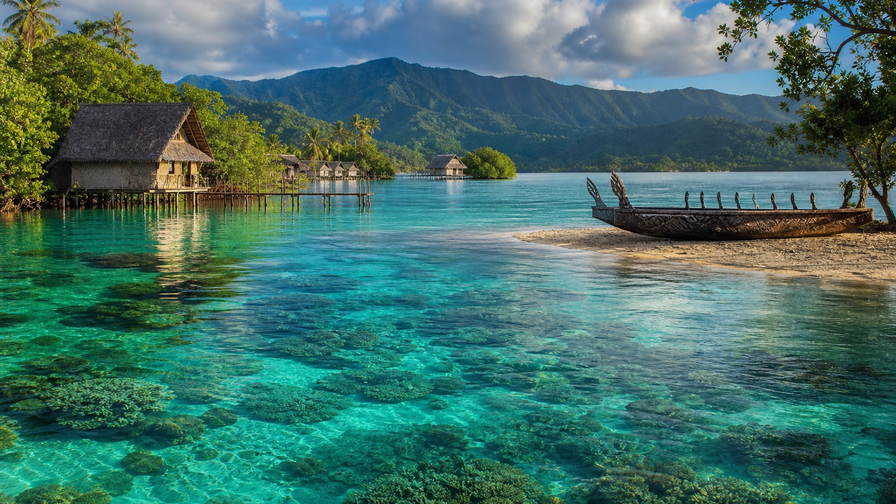 Salomonseilanden: turquoise spiegels van de Marovo-lagune die rifhalo's vlechten naar strookdorpjes op palen boven een mangroveband, manganstemper boven Iron Bottom Sound richting bananenpiramides in rieten manden op de centrale markt in Honiara en een wazige WOII-wraksilhouet op het koraal in de hero - achtergrond voor kramenzettels in Salomonseilandse dollars (SBD), diesel-longbootvaartbonnen en gevouwen bonnen voor duikzinkanoden.