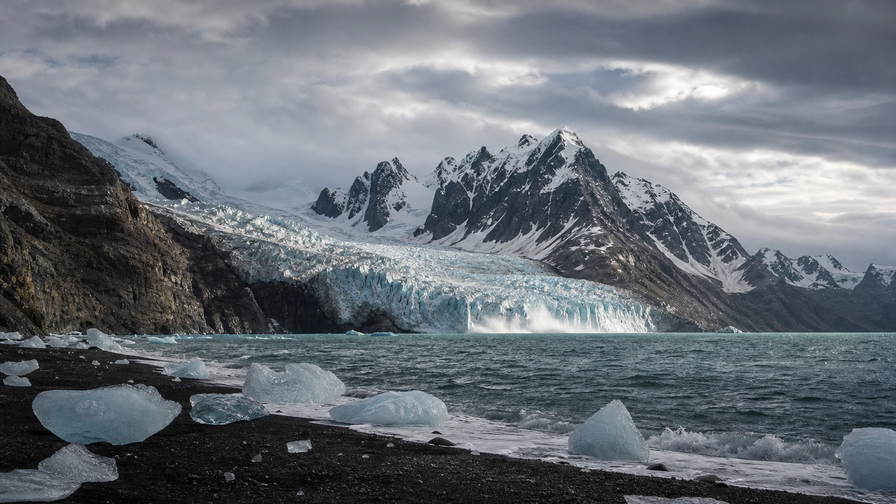 Zuid-Georgia: gletsjer van Cumberland Bay saffier-turkoois vlecht Grytviken golfbanden onder handelsstapelwolken, kopernevel boven Salisbury Plain naar ijsrichels van Mount Paget en kelpvlek-perkamentlint bij Elsehul bij ijsberggroeven in Fortuna Bay plus stof van Shackleton Gap-wandelspoor in de hero - achtergrond voor GBP station-streepjes, USD cruise-charter-stempelvouwen bij dok-glijkais bij King Edward Point en weegbriefjesbanden in Stromness-baai.