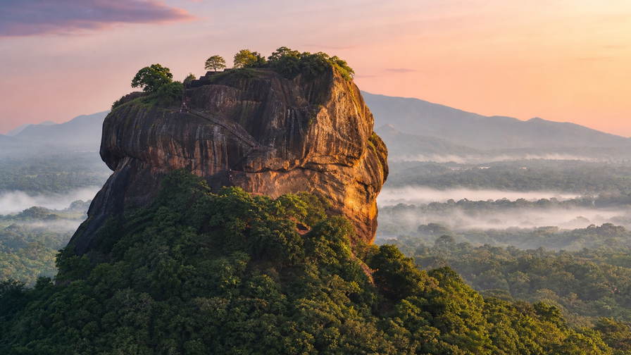 Sri Lanka: terrassen van de Leeuwenrots van Sigiriya die ochtendmist vlechten in smaragdgroene jungle-randen, schoorsteenstrepen van Ceylon-theefabrieken richting zoutwaas op koraalwallen van fort Galle en lotusdrums bij schemer bij de Tandtempel van Kandy in de hero - achtergrond voor veilingbriefjes voor kaneelschil in Sri Lankaanse roepies (LKR), accijnsstempels op arak-bonpapier en stapels tickets voor paalvissers bij Weligama.