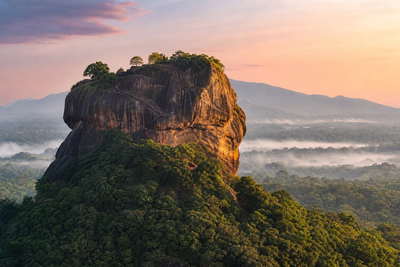 Sri Lanka: terrassen van de Leeuwenrots van Sigiriya die ochtendmist vlechten in smaragdgroene jungle-randen, schoorsteenstrepen van Ceylon-theefabrieken richting zoutwaas op koraalwallen van fort Galle en lotusdrums bij schemer bij de Tandtempel van Kandy in de hero - achtergrond voor veilingbriefjes voor kaneelschil in Sri Lankaanse roepies (LKR), accijnsstempels op arak-bonpapier en stapels tickets voor paalvissers bij Weligama.
