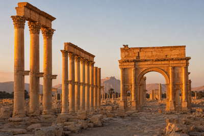 Syrië: zuilenrijen van Palmyra in koperkleurig stof boven Syrische woestijnduinen, specerijenzaklucht van de Rechte Straat in Damascus naar jasmijnfonteinen in de binnenplaats van de Omajjadenmoskee en wallen van de citadel van Aleppo onder dunne winternevel in de hero - achtergrond voor grammenbriefjes voor pistache-halva in Syrische pond (SYP), weeglabels voor laurierzeep uit Aleppo en stapels kartonnen rivierbus-tickets langs de Eufraat.