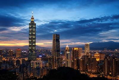 Taiwan: bamboestapel-spits van Taipei 101 die spiegelglazen gevels in Xinyi vlecht onder tyfooncumulus, robijnrode lantaarnnevel van Jiufen naar dampdaken met oesters en misua op de nachtmarkt Shilin en jadegroene ochtendrust van Sun Moon Lake in de hero - achtergrond voor EasyCard-tapbonnen in nieuwe Taiwan-dollar (TWD), gevouwen stempels op HSR-lunchboxen en weegbriefjes voor bubbletea-dekselzegels.