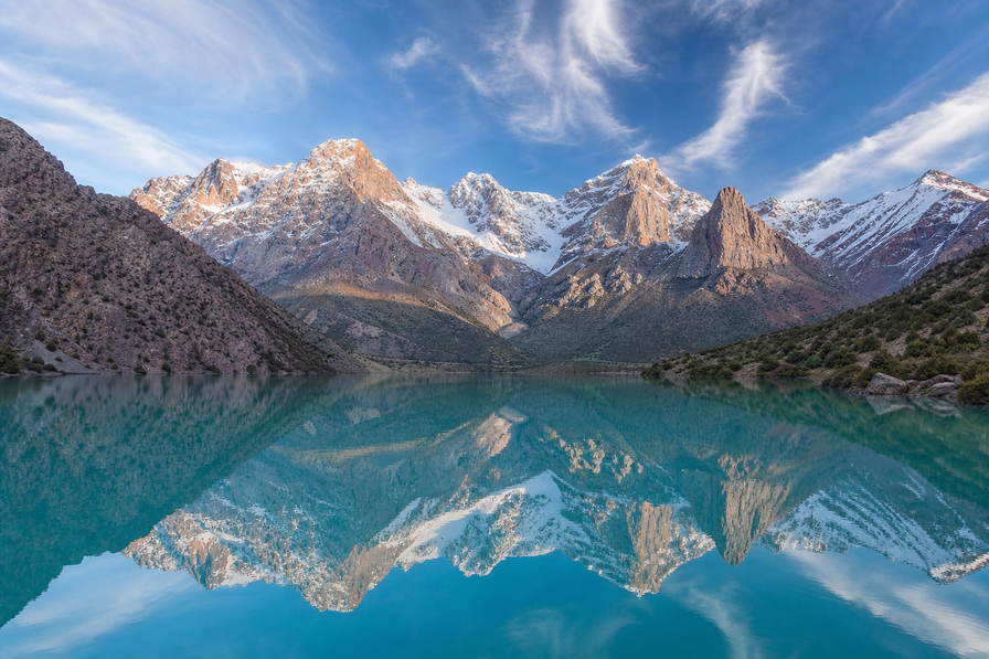 Tadzjikistan: haarspelden op de Pamir Highway boven gletsjerrivieren, turquoise meren in de Fann-bergen en rozenperken in Doesjanbe in de hero - hint voor non-broodovens, gedroogd fruit en prijs per stoel in gedeelde taxi's.