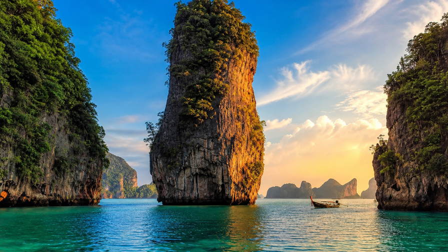 Thailand: kalkstenen karstpilaren in Phang Nga Bay die jadekleurige getijspiegelingen vlechten bij koperkleurige zonsondergang, stoom onder vinylmarkiezen van Chatuchak in Bangkok richting Khmer-glasmozaïeken op de prang van Wat Arun en satérook van de nachtmarkt in Chiang Mai in de hero - achtergrond voor rolletjes tuk-tuk-meterbonnen in Thaise baht (THB), weegstickers van durianvrachtwagens en kartonnen telbriefjes aan longtail-steigers.