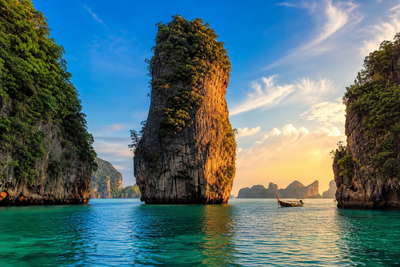Thailand: kalkstenen karstpilaren in Phang Nga Bay die jadekleurige getijspiegelingen vlechten bij koperkleurige zonsondergang, stoom onder vinylmarkiezen van Chatuchak in Bangkok richting Khmer-glasmozaïeken op de prang van Wat Arun en satérook van de nachtmarkt in Chiang Mai in de hero - achtergrond voor rolletjes tuk-tuk-meterbonnen in Thaise baht (THB), weegstickers van durianvrachtwagens en kartonnen telbriefjes aan longtail-steigers.