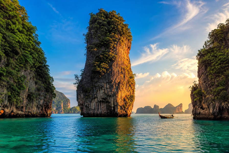 Thailand: kalkstenen karstpilaren in Phang Nga Bay die jadekleurige getijspiegelingen vlechten bij koperkleurige zonsondergang, stoom onder vinylmarkiezen van Chatuchak in Bangkok richting Khmer-glasmozaïeken op de prang van Wat Arun en satérook van de nachtmarkt in Chiang Mai in de hero - achtergrond voor rolletjes tuk-tuk-meterbonnen in Thaise baht (THB), weegstickers van durianvrachtwagens en kartonnen telbriefjes aan longtail-steigers.